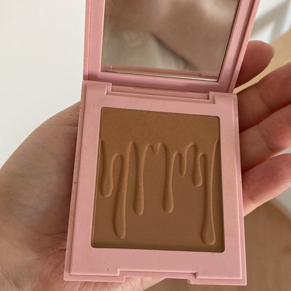Kylie bronzer 🌞 - Picture 3 of 4